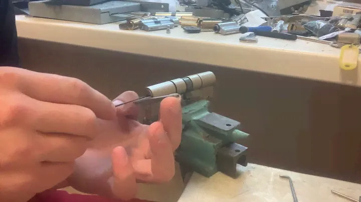 Вскрытие дверного замка mul-t-lok MT5