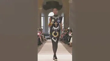 Black and gold. Schiaprelli 2022 | Cr:@fasion bessst