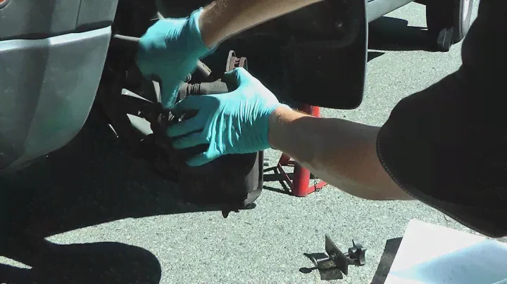 Honda CR-V (1997-2001): Brake Pads Replacement. (Замена тормозных колодок).