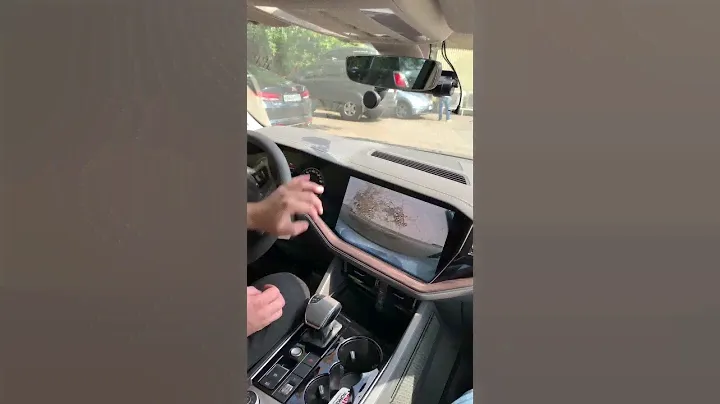 В Touareg CR3 на штатный монитор подключим доп мультимедиа систему и камеры для удобства парковки