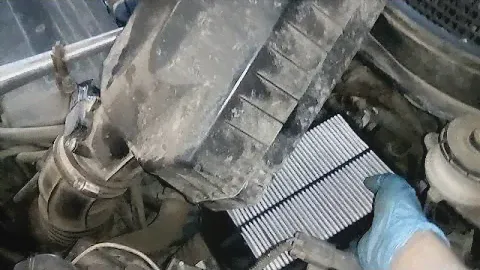 Замена воздушного фильтра Honda CR-V 2.4i (2007 - 2011)