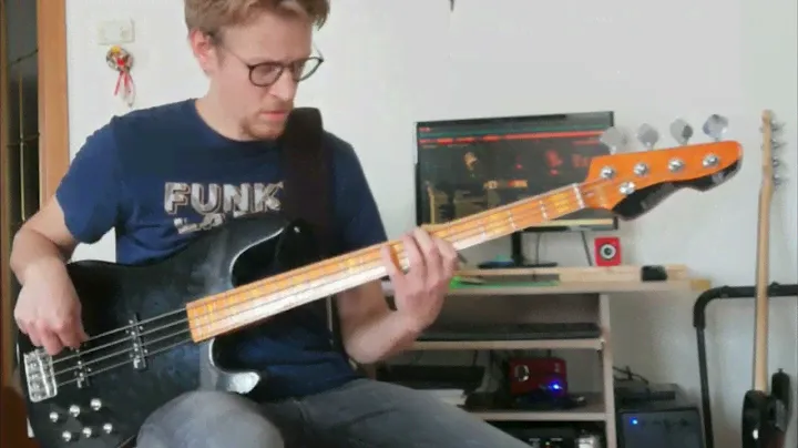 BASS COMPARISON: Harley Benton, Markbass Gv4, Squier Classic Vibe.