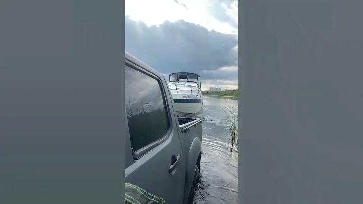 Спуск катера на воду. Яхт сервис