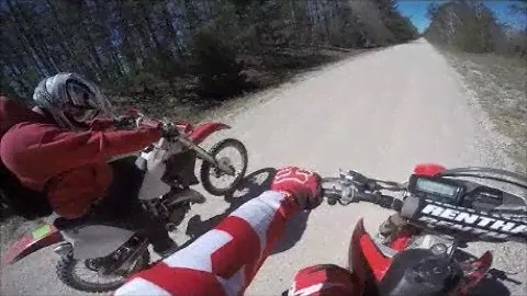 CR125 vs CRF250X 2 Stroke vs 4 Stroke (Straightaway)
