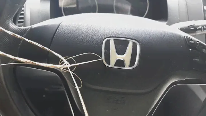 Демонтируем значок Honda на руле Honda cr-v.