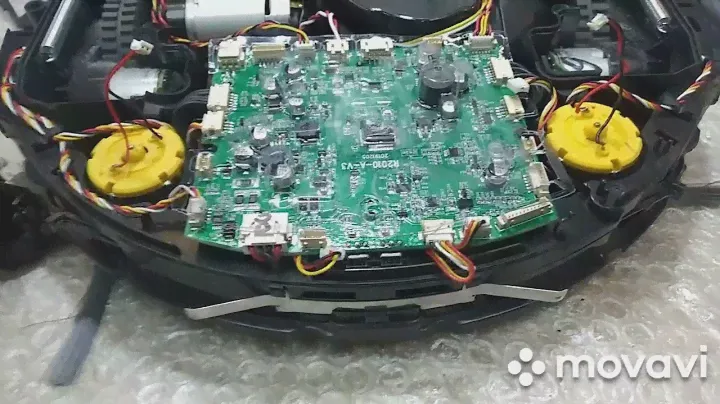 Polaris PVCR1226 одна щётка постоянно вращается.